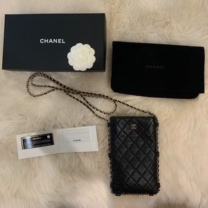 Lambskin CHANEL crossbody with gold hardware (made in France) 🇫🇷
